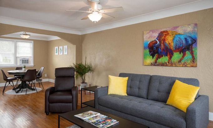 West Seneca Apartment | Full stocked park view flat in South Buffalo w/garage parking