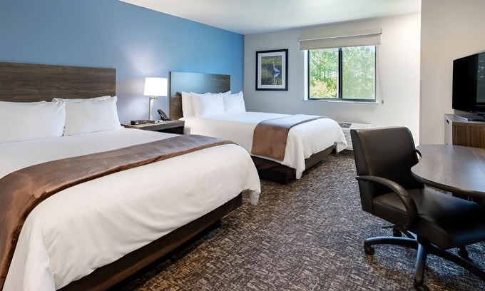 Ashwaubenon Hotel | Fully Equipped Room w/Kitchen Near Lambeau Field & Green Bay Botanical Garden
