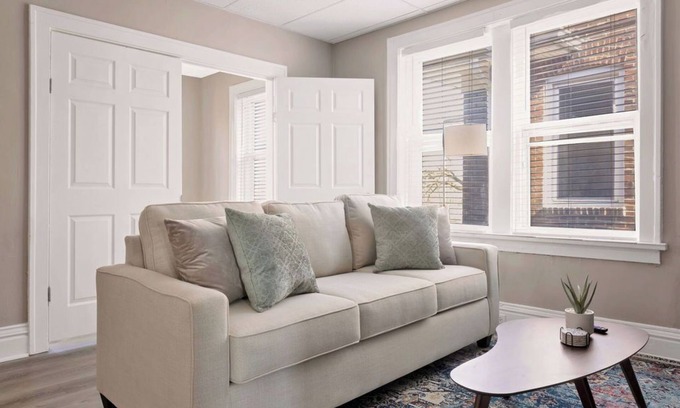 University City Apartment | Fully Equipped Cozy 2BR Apartment Near Delmar Loop