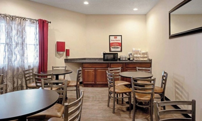 Clinton Apartment | Fully Furnished Studio Available in Clinton, Iowa, 2 week min stay
