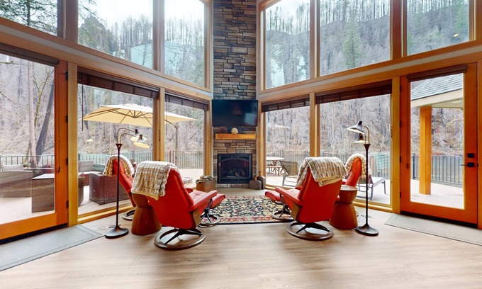 Vida House | Fully rebuilt riverfront home with deck, fireplace, & W/D - dog-friendly