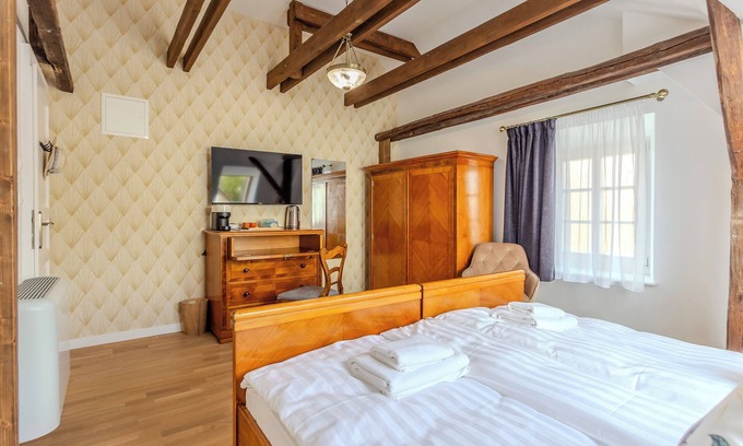 Revfulop Hotel | Fulop Panzio-Goldenrod Room, Révfülöp, Hungary