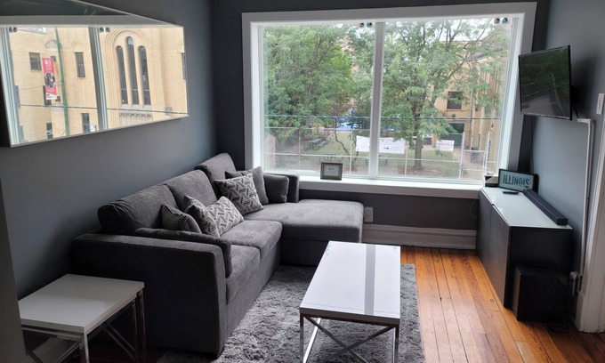 West Town Apartment | Fulton market/Noble Square FREE parking, Laundry, 2.5 miles to Mag Mile!