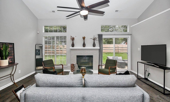 Charlotte House | Fun and comfy bungalow in QC!
