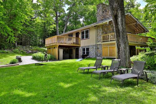 Killington House | Fun In Fun Out Ski Home - Upper Unit, Renovated 3BR-2BA, Hot Tub, Close to Resort