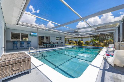 Yacht Club House | Fun, Relaxation, POOL, spacious, Sleeps 12- Villa Sea Crest Cottage