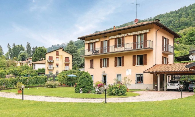 Camnago Volta House | Functional vacation apartment on the second floor of a beautiful semi-detached house, just 4 km from