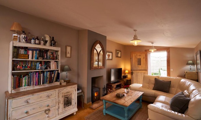 Cairndow House | Fyne Byre Cottage - Barn Conversion with Hot Tub