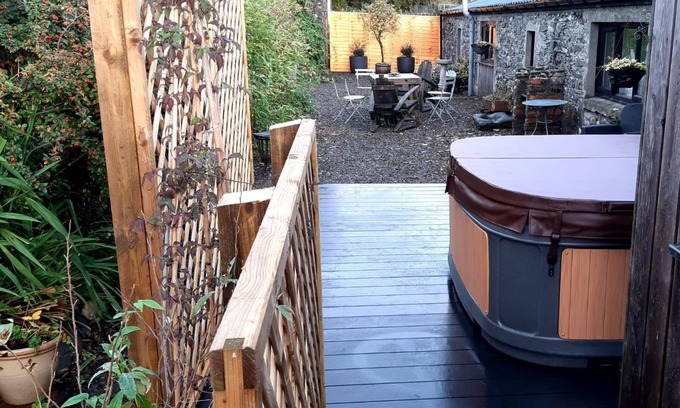 Cairndow Cottage | Fyne Byre - sleeps 8 guests in 3 bedrooms