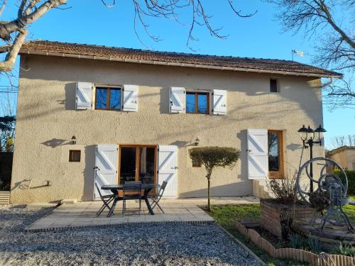 Brens House | Gîte à la campagne avec jardin et piscine