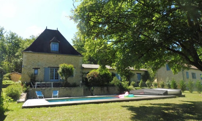 Sainte-Alvere-Saint-Laurent-les-Batons House | Gîte à la ferme avec piscine