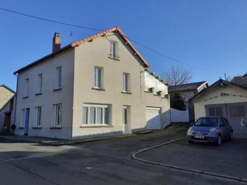 Ferrieres-sur-Sichon House | Gîte élégant avec 3 chambres, cour fermée et terrasse, proche des activités de montagne et de Vichy - FR-1-489-497