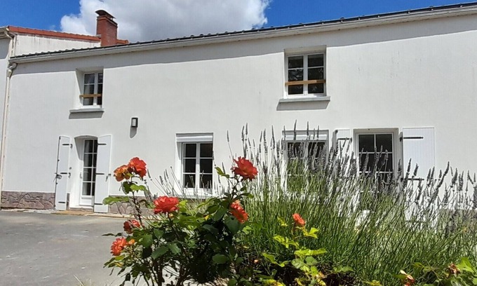 Le Poire-sur-Vie House | Gîte Ô Pré'Vert. Gite for up to 15 people.