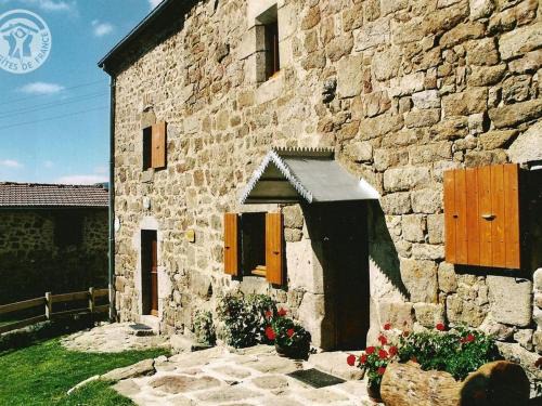 Burdignes House | Gîte Authentique en Campagne avec Cheminée, Wifi, Terrasse et Jardin, Près du Ski et VTT - FR-1-496-96