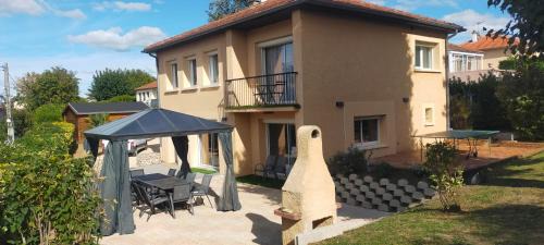 Feyzin House | Gîte climatisé à 15 min de Lyon avec jardin privé