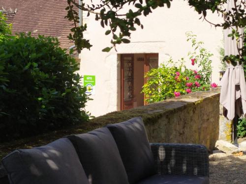Bruere-Allichamps House | Gîte Contemporain près de l'Abbaye de Noirlac avec Jardin, Wi-Fi et Commodités Incluses - FR-1-586-38