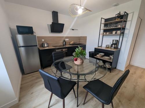 Langres Apartment | Gîte dans ancien presbytère avec parc à Langres - FR-1-611-74