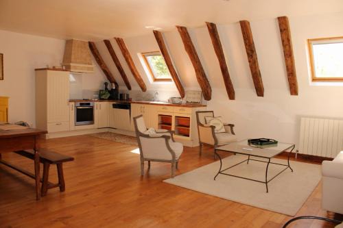 Labastide-Murat Villa | Gîte de La Devèze - salle de cinéma privée - accueil chevaux