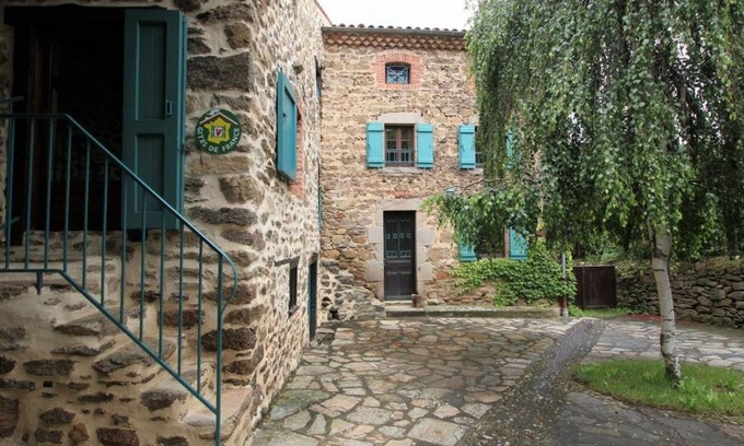 Villeneuve-dʼAllier House | Gîte familial avec grande terrasse à Auzat, proche baignades et sites historiques - FR-1-582-183