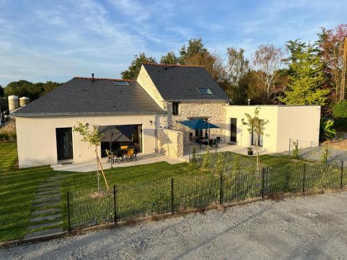 Nort-sur-Erdre House | Gîte familial rénové près du Canal de Nantes avec jardin, terrasse, wifi et chambres mansardées - FR-1-306-1263