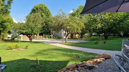 Roquefeuil Apartment | Gîte l'Enclos Ô rendez-vous Roquefeuil-Pays de sault- avec jardin