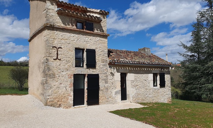 Flaujac-Poujols House | Gîte "Le Pigeonnier" Dans Grand Parc Arboré, au Pied des Chemins de Randonnée