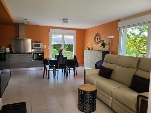 Contrexeville House | Gîte moderne avec accès indépendant, proche centre-ville et Thermes, terrasse et équipements inclus - FR-1-589-57