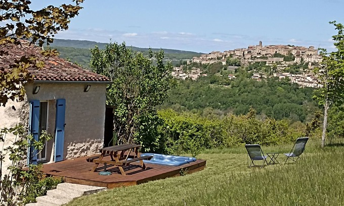 Souel Cottage | Gîte Puech Chérie: magnificent view of Cordes-sur-Ciel, nature, peace and SPA