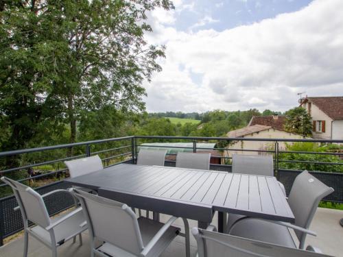 Saint-Mesmin House | Gîte rénové avec terrasse et jardin, au cœur de Saint-Mesmin, idéal pour nature et randonnées - FR-1-616-212