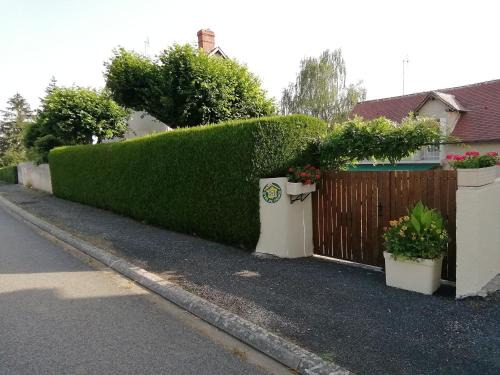 Saint-Hilaire-sur-Benaize House | Gîte tout confort avec jardin fleuri, idéal pour pêche et balades, proche du Blanc et activités aériennes - FR-1-591-379