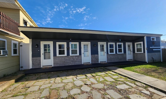 Hampton Apartment | G St Inn Unit 4 Charming 2-bedroom apartment with AC, WiFi in lovely Hampton