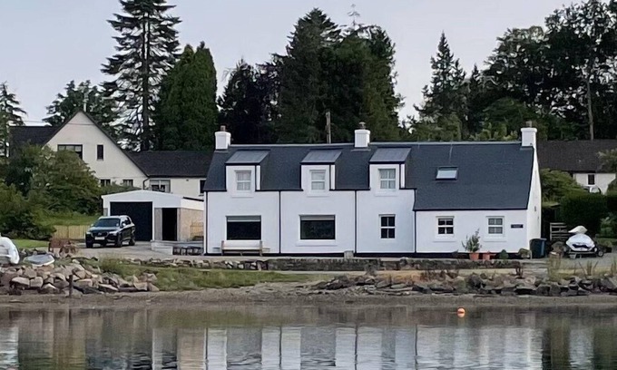 Lochgair Cottage | Gallanach Cottage lochside setting with a large enclosed garden