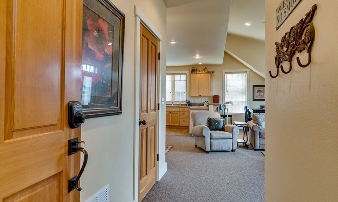 Sisters Condo | Galleries 1 Block, Spacious Yet Cozy, King & Queen Beds, 1 Pet Welcome, Mt. View