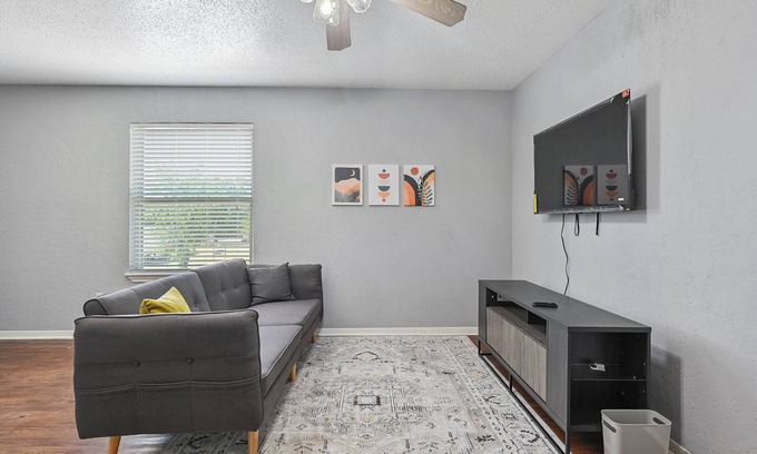 College Station Apartment | Game Day sQaud - 4 Units 5 min from Kyle Field! Pet & Large Group Friendly!
