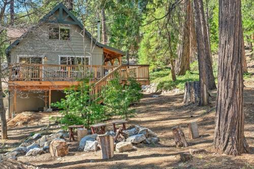 Arnold House | Game Room and Deck Oso Cozy Cabin in Arnold!