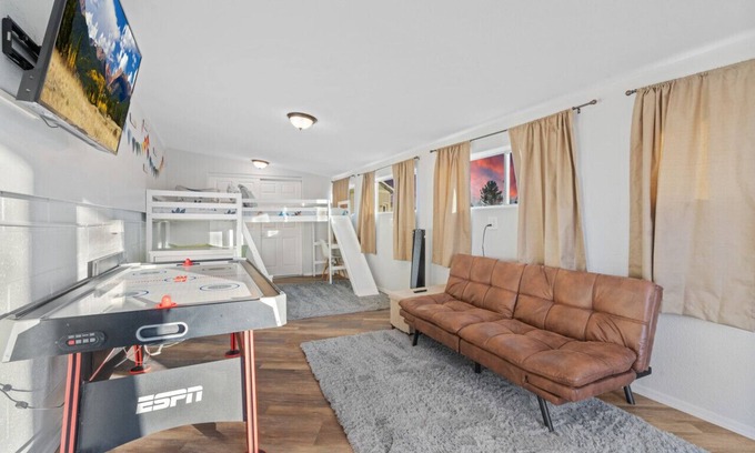 Fort Valley House | Game room, Fenced-in patio, Guest Home