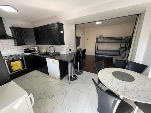 Pinkwell Apartment | Garden Apartment nr Heathrow Airport & Elizabeth Line Train Station with Parking for 2 cars