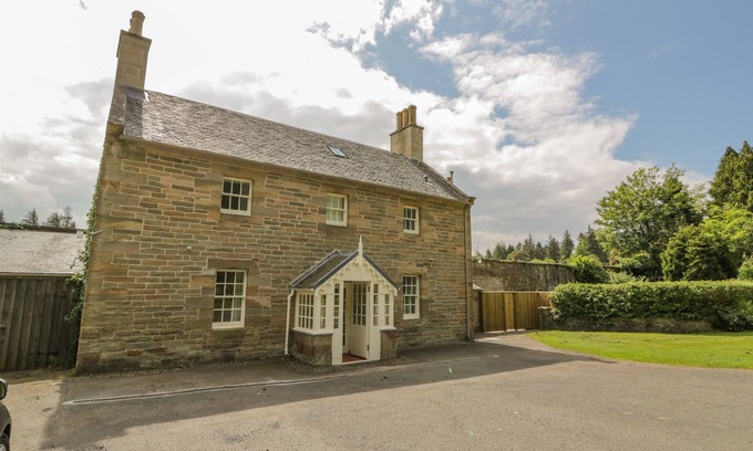 Kirkmichael Cottage | GARDEN HOUSE - CULZEAN CASTLE, family friendly in Maybole