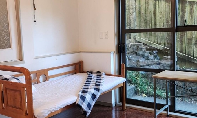 Remuera House | Garden & Skytower view unit with 3 bedrooms 2 bathrooms in Newmarket area