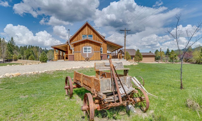Garden Valley Cabin | Garden Valley Cabin w/Teepee, Deck & Mtn Views!