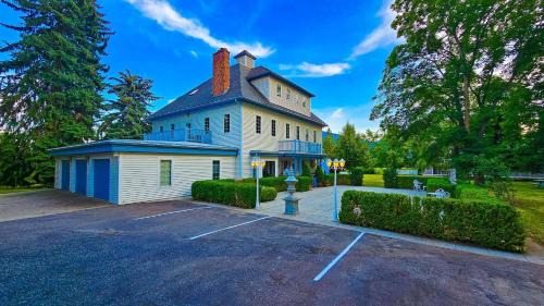 Colville Bed & Breakfast | Gardenview Estate Bed and Breakfast