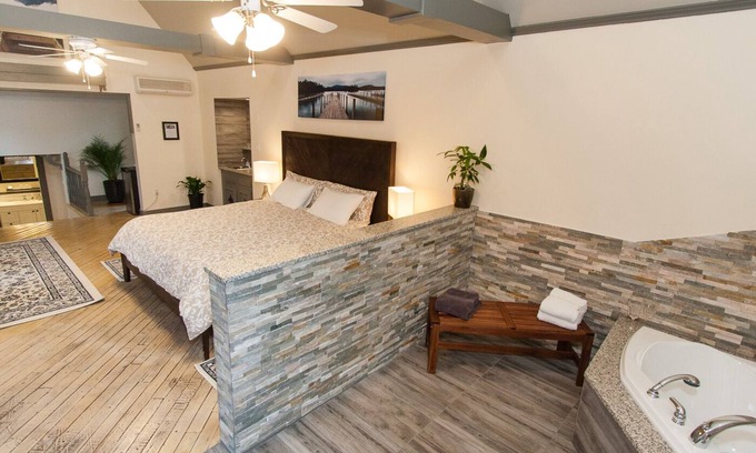 Wolfville House | Gaspereau Suite - 2 Seat Jacuzzi, KingBd, Downtown