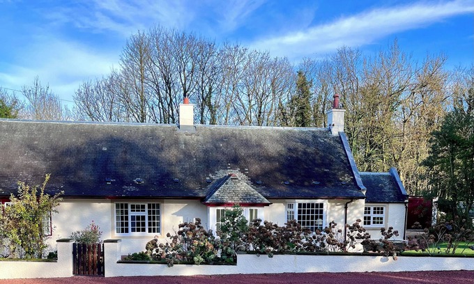 Galston Cottage | GATEHOUSE 2 CESSNOCK CASTLE, pet friendly, with open fire in Galston