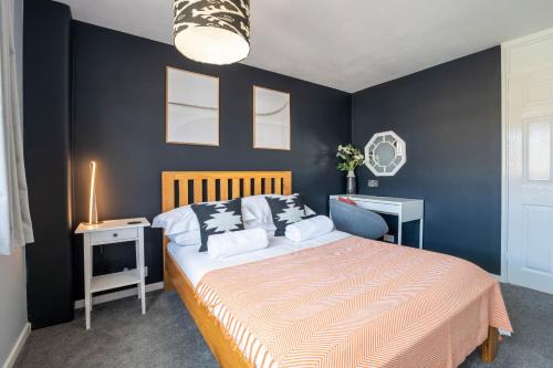 Horley House | Gatwick Place - 4 bed 2 bath self contained house with private garden