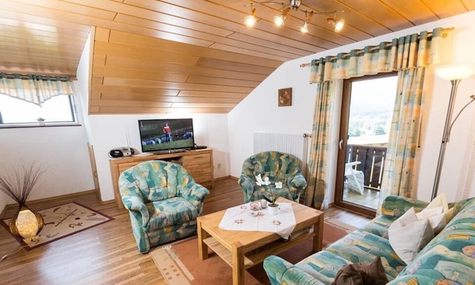 Stadlern Apartment | Gemütliche FeWo (90qm) mit Balkon & herrlicher Aussicht