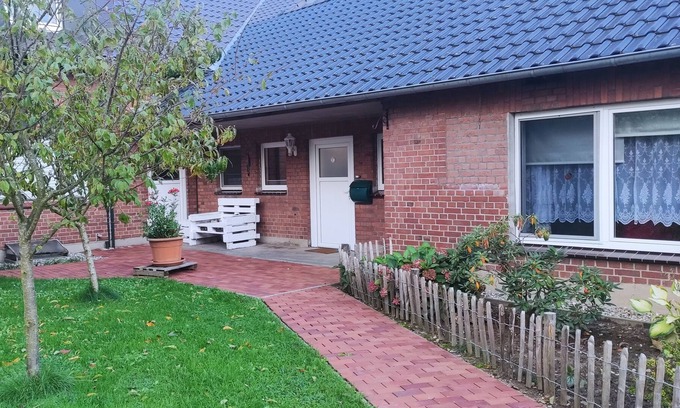 Rees Apartment | Gemütliche Kleine Ferienwohnung auf Alter Hofanlage mit Terrasse und Gartenblick
