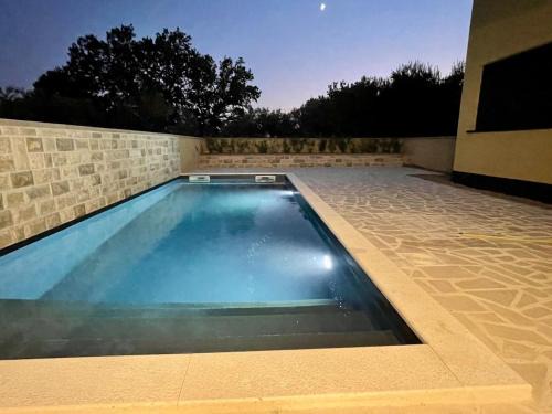 Maslenica Apartment | Geschmacksvolle Ferienwohnung mit Pool nur 60 m vom Strand für bis 5 Personen