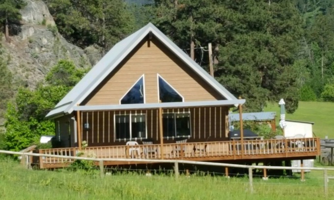 Corvallis Cabin | Get Away From It All At This Mountain Paradise