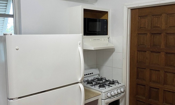 Coral Harbour Apartment | Get away to Green Pastures .10 minutes to Beach, Great for weekend getaways