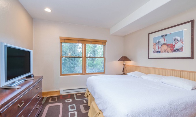 Mountain Village Hotel | Get the Perks of the Bear Creek Lodge in Private Pet-Friendly Lock-Off Room